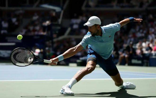 爱游戏全站-费德勒重返赛场，出色发挥首场状态出色，中国队观众沸腾！观众掌声雷动(费德勒夺冠全部视频)